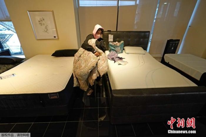 當(dāng)?shù)貢r間2月17日，美國得州的一家畫廊兼家具店內(nèi)，大批民眾來此避寒取暖，其中不乏一些人帶著被子來過夜。美國近日遭遇極寒天氣侵襲，多地氣溫創(chuàng)近年新低，其中得州災(zāi)情最嚴(yán)重，暴風(fēng)雪導(dǎo)致電網(wǎng)在酷寒中癱瘓，約400萬居民家中長時間停電。美國國家氣象局表示，得州休斯敦等地的氣溫甚至比靠近北極圈的阿拉斯加還要低。