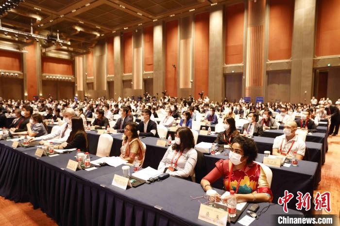500余名專家學(xué)者、嘉賓代表以線上線下方式參加開幕式?！∈⒓样i 攝