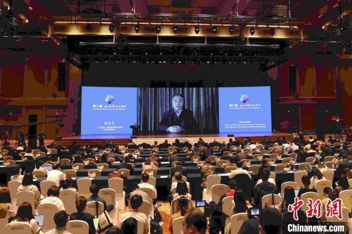 中國工程院院士、“人民英雄”國家榮譽稱號獲得者張伯禮通過視頻發(fā)表主旨演講?！∈⒓样i 攝
