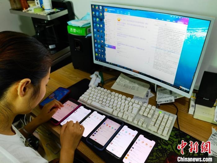 圖為網(wǎng)絡(luò)客服為網(wǎng)上“專車座套”客戶答疑釋惑。　呂子豪 攝