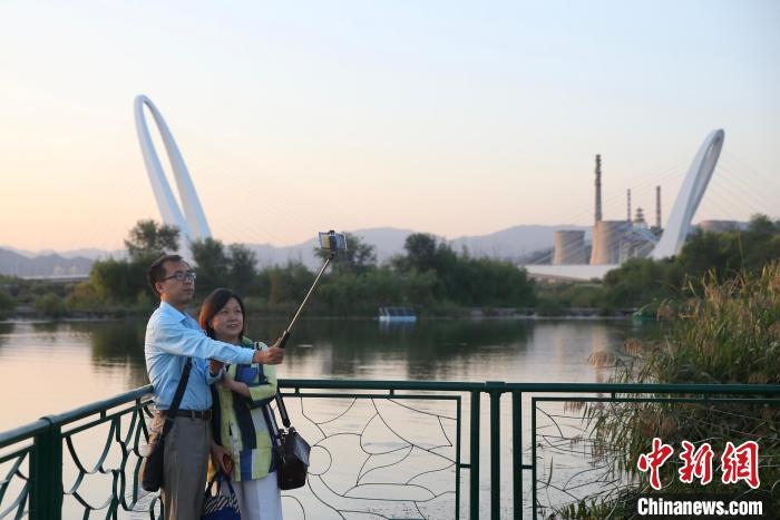 10月1日，北京冬奧公園內(nèi)的游客?！?lt;a target='_blank' href='http://www.chinanews.com/'>中新社</a> 易海菲 攝
