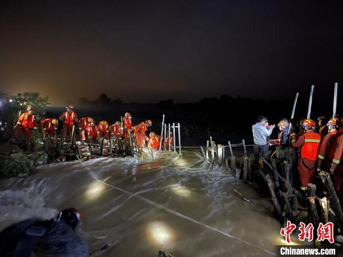 消防員分成左右兩路，同時發(fā)起決口封堵總攻?！￠Z旭輝 攝
