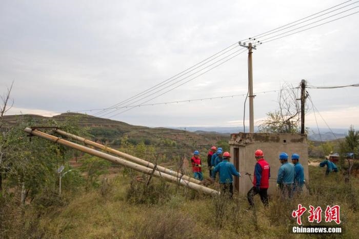 資料圖：10月11日，山西省靈石縣，電力工作人員在搶修電力設(shè)施。<a target='_blank' href='http://www.chinanews.com/'>中新社</a>記者 張?jiān)?攝 　