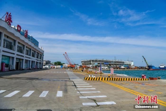 10月12日7時(shí)，受臺(tái)風(fēng)“圓規(guī)”影響，海口新海港、秀英港、鐵路南港停止作業(yè)，瓊州海峽再次停航。圖為?？谛阌⒏鄞a頭。 <a target='_blank' href='http://www.chinanews.com/'>中新社</a>記者 駱云飛 攝