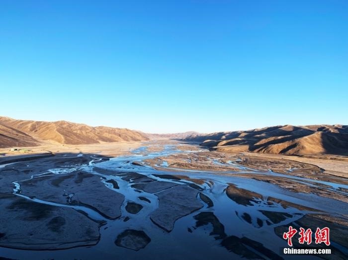 果洛州達(dá)日縣境內(nèi)的黃河。青海省果洛州地處三江源腹地，黃河在果洛境內(nèi)蜿蜒760公里，是“中華水塔”的重要組成部分和國家重要的生態(tài)安全屏障。<a target='_blank' href='http://www.chinanews.com/'>中新社</a>記者 孫睿 攝