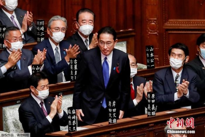 當(dāng)?shù)貢r(shí)間10月4日，日本自民黨總裁岸田文雄經(jīng)過(guò)眾院全體會(huì)議的首相指名選舉成為第100任首相。圖為岸田文雄（中）起身致謝。