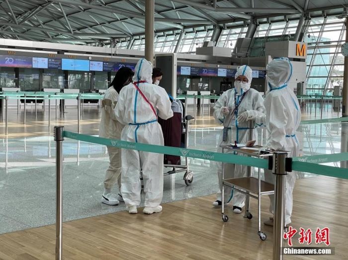 資料圖：韓國仁川國際機場工作人員嚴格執(zhí)行防疫措施。<a target='_blank' href='http://www.chinanews.com/'>中新社</a>記者 劉旭 攝　
