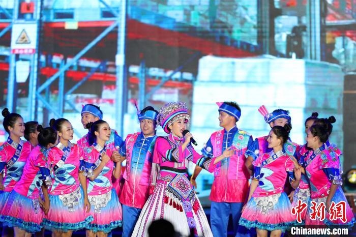 專場(chǎng)晚會(huì)上的民族歌舞表演?！涕L(zhǎng)嬌 攝