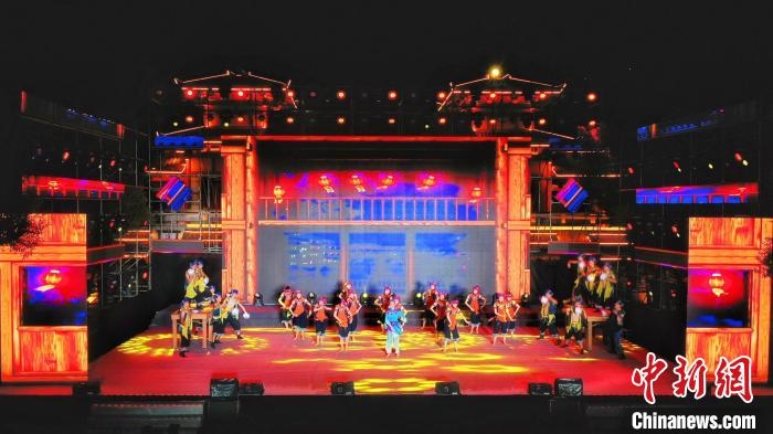 2021昭君文化旅游活動(dòng)專場(chǎng)晚會(huì)現(xiàn)場(chǎng)?！≈苄橇?攝