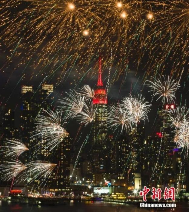 　　2018年，中國駐紐約總領(lǐng)事館前的哈德遜河上空燃放起焰火，慶祝中國狗年春節(jié)。