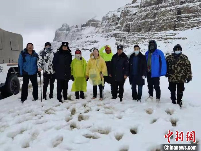 塔爾欽邊境派出所民警與被救游客合影?！“⒗镞吘彻芾碇ш?duì)供圖