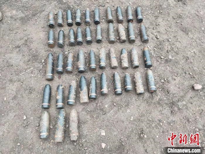 圖為發(fā)現(xiàn)的遺留炮彈。　特日格樂 攝
