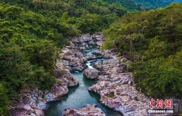 航拍海南呀諾達熱帶雨林景區(qū)，鳥瞰秀美山水、廣袤雨林。<a target='_blank' href='http://www.chinanews.com/'>中新社</a>記者 駱云飛 攝