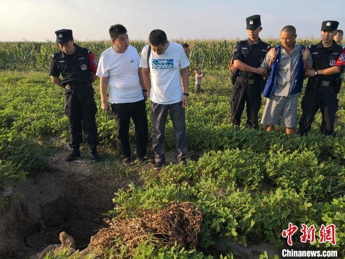 資料圖：犯罪嫌疑人辨認(rèn)作案現(xiàn)場(chǎng)?！〖蜗榭h公安局供圖