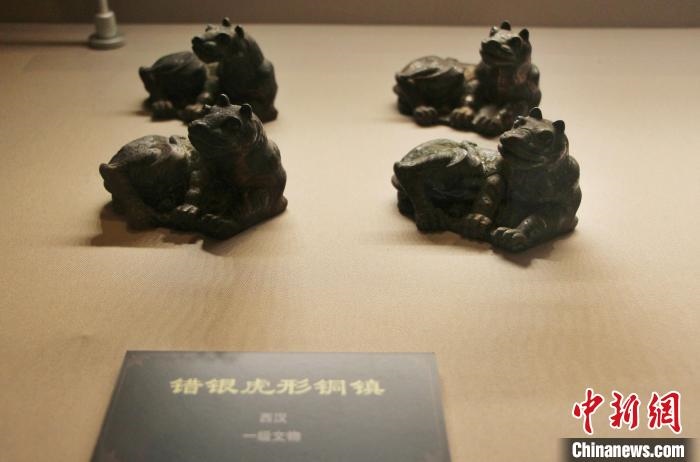 一級(jí)文物錯(cuò)銀虎形銅鎮(zhèn)?！≮w曉 攝