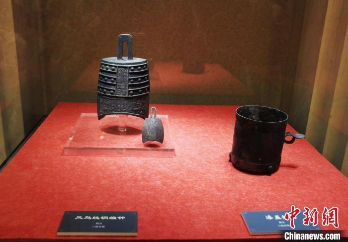 二級(jí)文物西漢鳳鳥紋銅編鐘、漆蓋銅卮?！≮w曉 攝