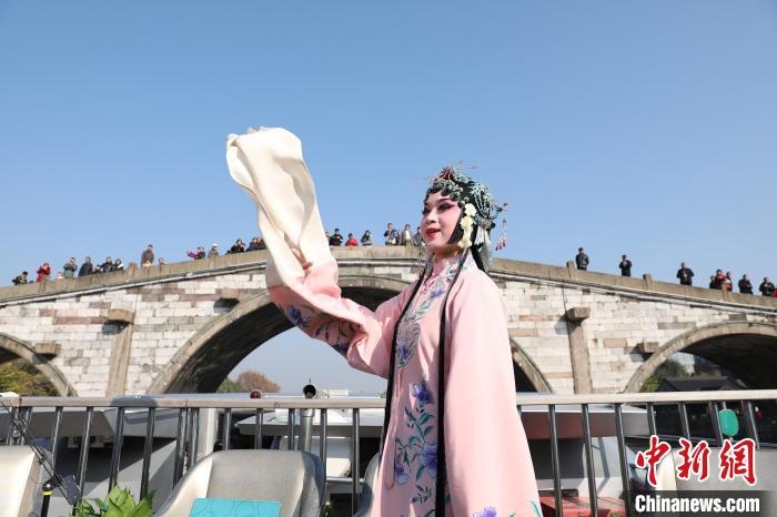 2019京杭對(duì)話的大運(yùn)河京杭雅集活動(dòng)中，浙江昆劇團(tuán)國家一級(jí)演員楊崑在中國大運(yùn)河(杭州段)上進(jìn)行表演。　徐軍 攝 攝