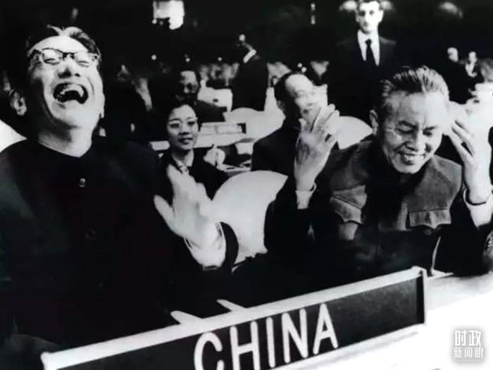 △1971年11月15日，以外交部副部長(zhǎng)喬冠華(左一)為團(tuán)長(zhǎng)、黃華(右一)為副團(tuán)長(zhǎng)的中國(guó)代表團(tuán)，首次出現(xiàn)在聯(lián)合國(guó)大會(huì)上。(資料圖)