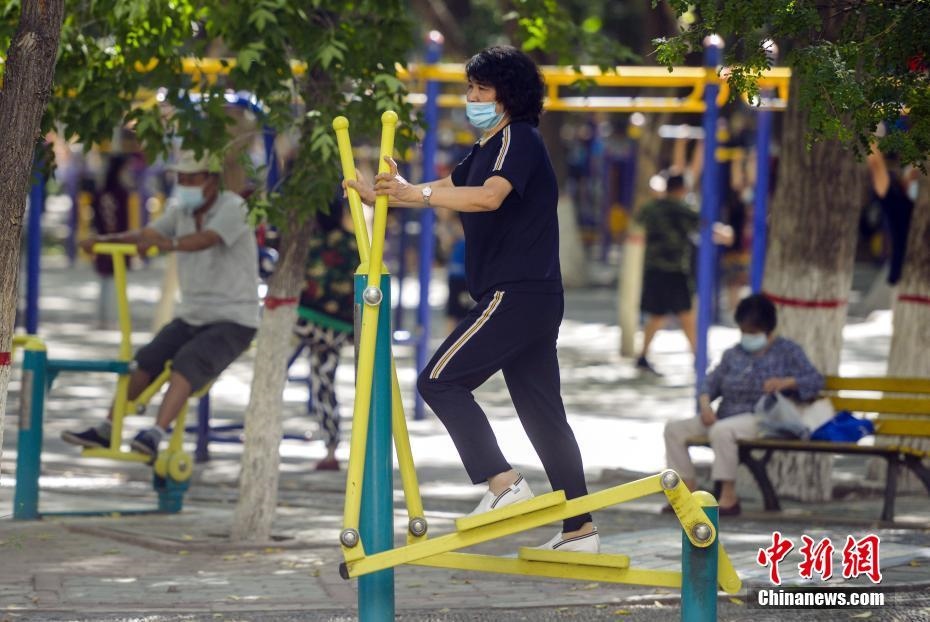 市民在體育公園利用公共健身器械鍛煉身體。 <a target='_blank' href='http://www.chinanews.com/'>中新社</a>記者 劉新 攝