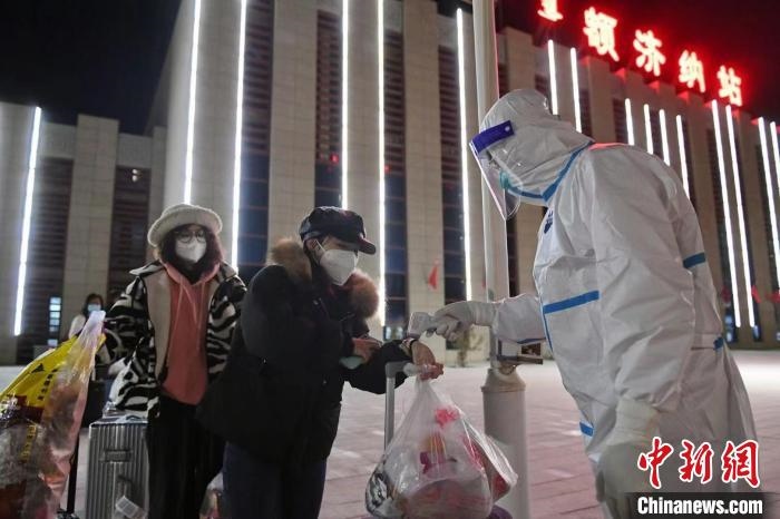 圖為滯留游客被有序轉(zhuǎn)運(yùn)至低風(fēng)險(xiǎn)地區(qū)?！⊥趵?攝