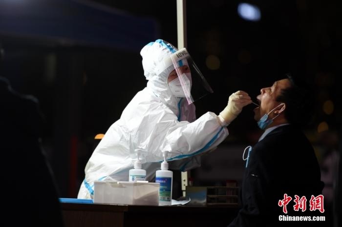 醫(yī)護人員為居民做核酸檢測。 <a target='_blank' href='http://www.chinanews.com/'>中新社</a>記者 何蓬磊 攝