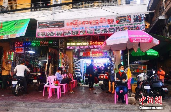 圖為金邊市中心的烏亞西市場，不少店鋪恢復營業(yè)。 <a target='_blank' href='http://www.chinanews.com/'>中新社</a>記者 歐陽開宇 攝