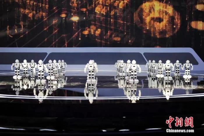資料圖：2020年11月1日，科幻 科技創(chuàng)新主題論壇在北京舉行。圖為優(yōu)必選機(jī)器人科幻秀。<a target='_blank' href='/'>中新社</a>記者 田雨昊 攝