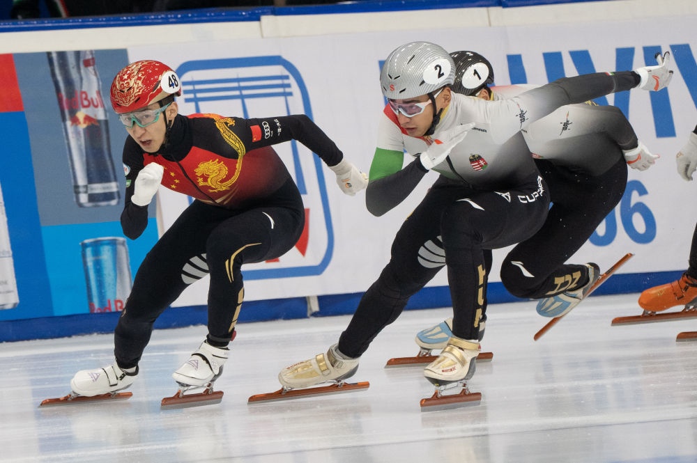 11月20日，中國選手武大靖(左)和匈牙利選手劉少林在比賽中。劉少林奪得冠軍，武大靖獲得第四名。新華社發(fā)(弗爾季·奧蒂洛 攝)