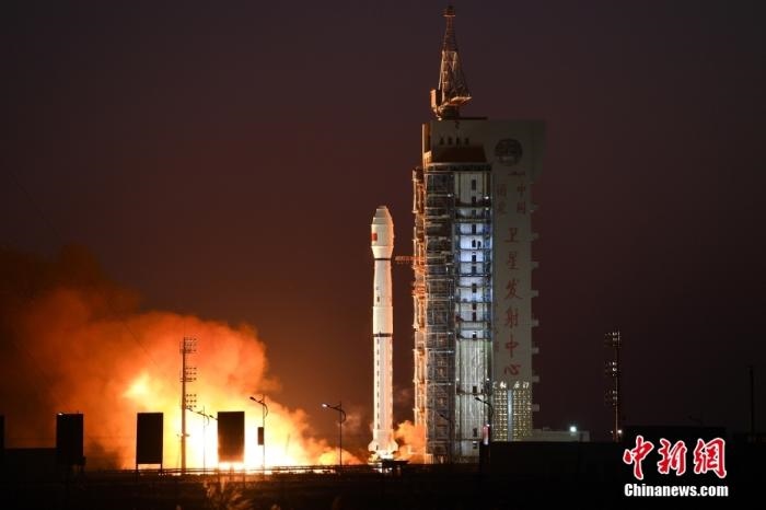 11月23日7時(shí)45分，中國(guó)在酒泉衛(wèi)星發(fā)射中心用長(zhǎng)征四號(hào)丙運(yùn)載火箭，成功將高分三號(hào)02星發(fā)射升空。 <a target='_blank' href='/'>中新社</a>發(fā) 汪江波 攝 　