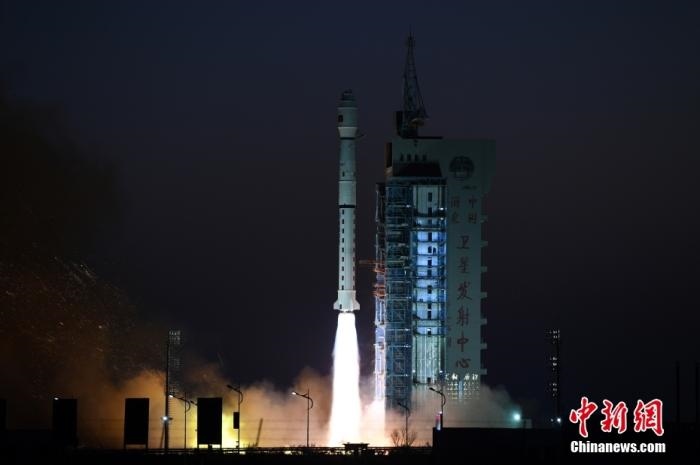 11月23日7時(shí)45分，中國(guó)在酒泉衛(wèi)星發(fā)射中心用長(zhǎng)征四號(hào)丙運(yùn)載火箭，成功將高分三號(hào)02星發(fā)射升空。 <a target='_blank' href='/'>中新社</a>發(fā) 汪江波 攝