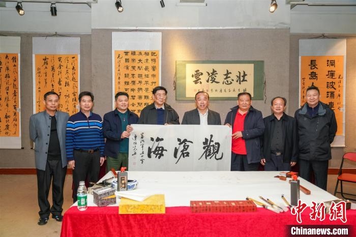 圖為百名將軍書(shū)畫(huà)展活動(dòng)現(xiàn)場(chǎng)?！∷涡憬?攝 攝
