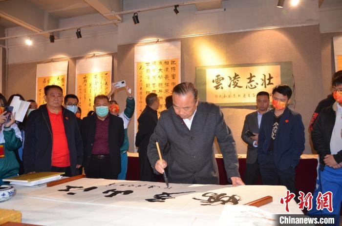 圖為“鐵軍老戰(zhàn)士”、著名書(shū)法家、解放軍報(bào)原副總編輯連俊義少將現(xiàn)場(chǎng)揮毫?！☆佇玛?yáng) 攝 攝