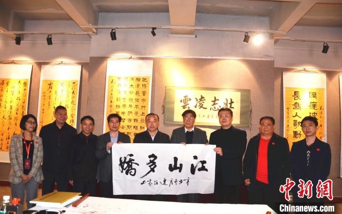 圖為百名將軍書(shū)畫(huà)展活動(dòng)現(xiàn)場(chǎng)。　顏新陽(yáng) 攝 攝