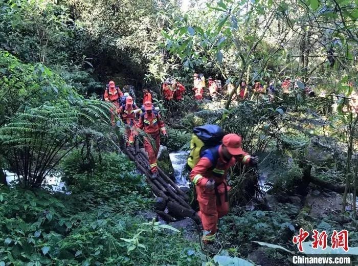 圖為搜救隊(duì)員在搜尋失聯(lián)人員。普洱市消防救援支隊(duì)供圖