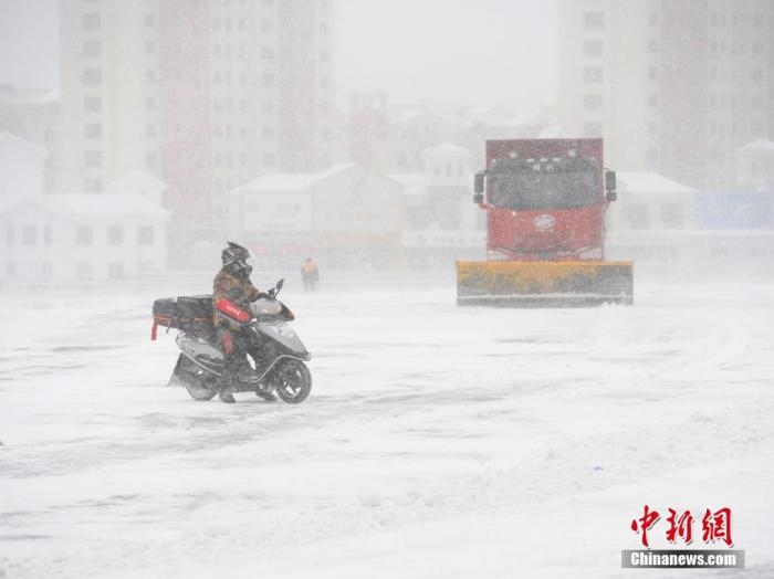 資料圖：市民冒雪出行。 <a target='_blank' href='/'>中新社</a>記者 張瑤 攝
