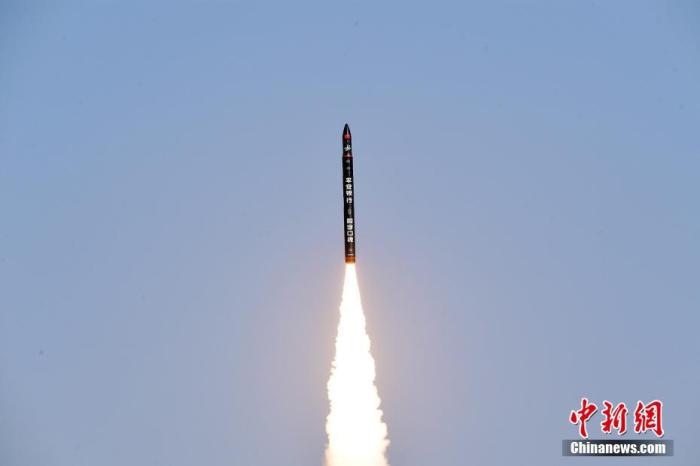 北京時(shí)間2021年12月7日12時(shí)12分，谷神星一號(hào)遙二運(yùn)載火箭在中國(guó)酒泉衛(wèi)星發(fā)射中心成功發(fā)射升空，將搭載的天津大學(xué)一號(hào)、麗澤一號(hào)、寶醞號(hào)、金紫荊五號(hào)、金紫荊一號(hào)03星等5顆小衛(wèi)星順利送入預(yù)定軌道，發(fā)射任務(wù)獲得圓滿(mǎn)成功。汪江波 攝