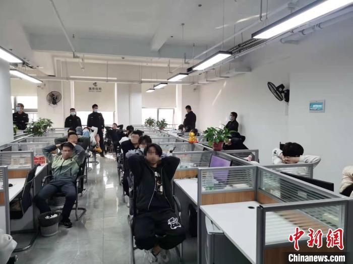 抓捕現(xiàn)場。　長沙市公安局供圖