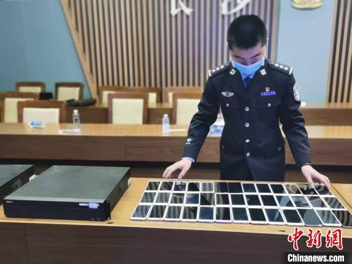 民警展示作案工具?！￠L沙市公安局供圖