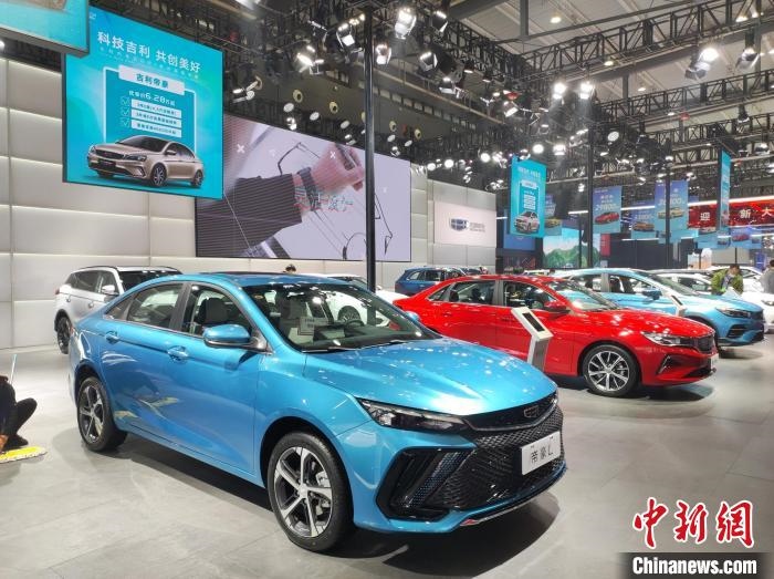 長沙國際車展上展出的汽車?！√菩∏?攝