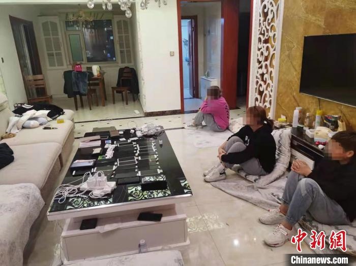 資料圖為果洛藏族自治州公安民警抓獲的犯罪嫌疑人。　瑪沁縣公安局供圖