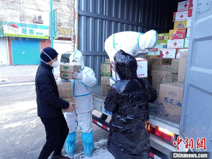 圖為滿洲里物資保障巡回補給車隊配貨現(xiàn)場。　秦甜偉 攝