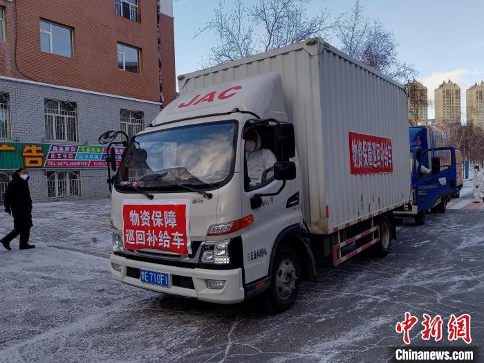 圖為滿洲里物資保障巡回補給車隊配貨現(xiàn)場?！∏靥饌?攝