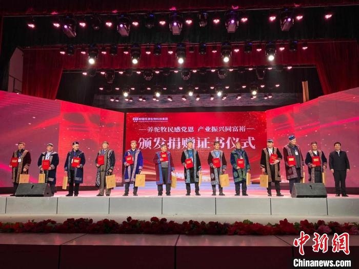 阿勒泰地區(qū)牧民靠企業(yè)的幫扶走上了致富道路?！」o琨 攝