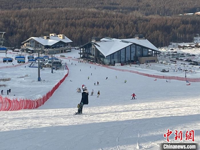 在吉林白山體驗(yàn)滑雪的游客眾多。　薛棟棟 攝