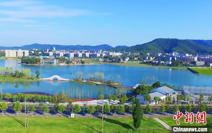 后湖藝術(shù)園?！√菩∏?攝