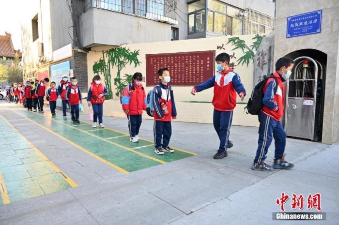 10月，呼和浩特市一所小學(xué)內(nèi)，學(xué)生間隔入校。 <a target='_blank' href='/'>中新社</a>記者 劉文華 攝