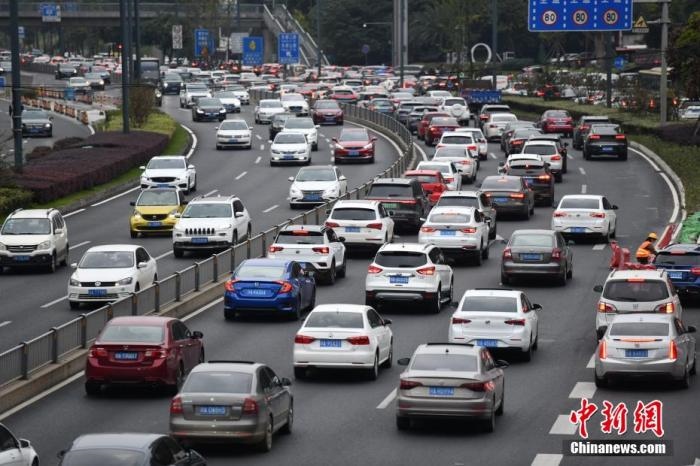 成都市劍南大道的早高峰，車輛排隊入城。張浪 攝