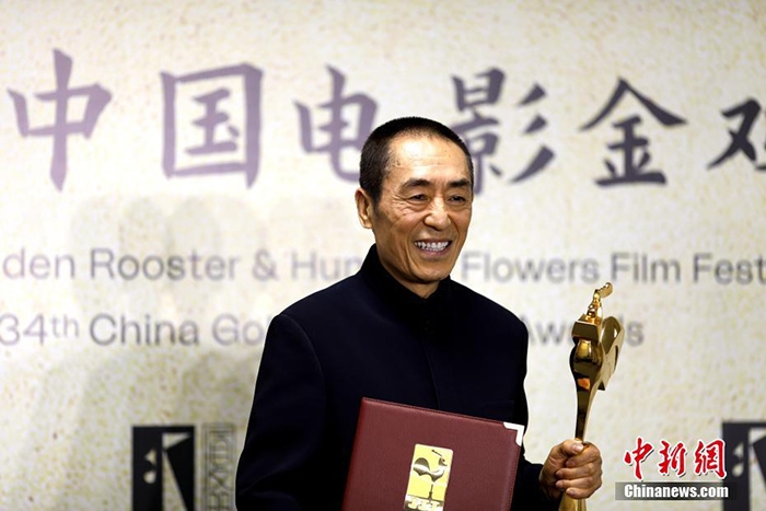 12月30日晚，第34屆中國電影金雞獎頒獎典禮在福建省廈門市舉行。張藝謀以執(zhí)導(dǎo)《懸崖之上》榮膺最佳導(dǎo)演獎。 <a target='_blank' href='/'>中新社</a>記者 呂明 攝