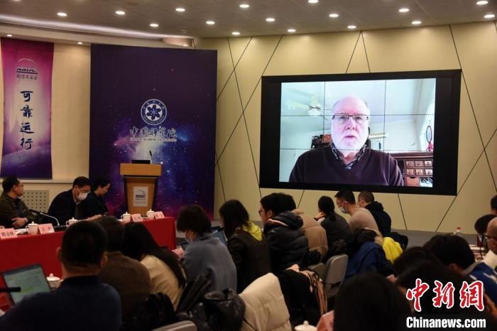 美國伊利諾伊大學(xué)教授理查德？克魯切爾通過視頻點(diǎn)評FAST測量星際磁場最新研究成果?！?lt;a target='_blank' href='/'>中新社</a>記者 孫自法 攝