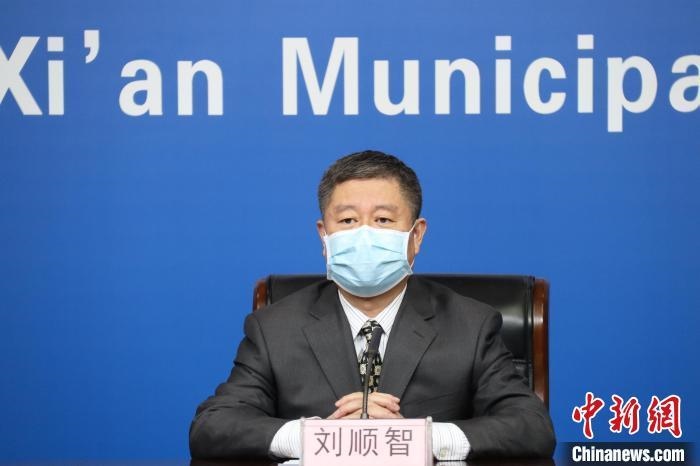 圖為西安市衛(wèi)生健康委主任劉順智6日在新聞發(fā)布會(huì)上?！∥靼彩姓﹫D